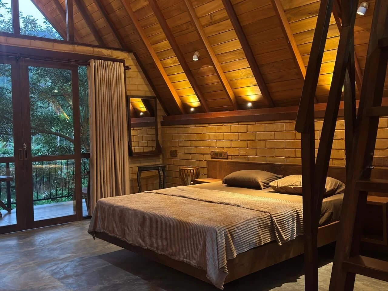 Luxury Hotel in Sinharaja - The Royal Cabin Interior View 1